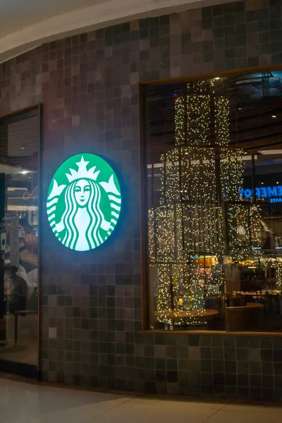 Bali, Endonezya - 17 Aralık 2024: Trans Studio Mall, Bali. Alışveriş merkezinde geniş pencereli Starbucks restoranı