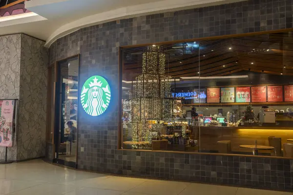 Bali, Endonezya - 17 Aralık 2024: Trans Studio Mall, Bali. Alışveriş merkezinde geniş pencereli Starbucks restoranı