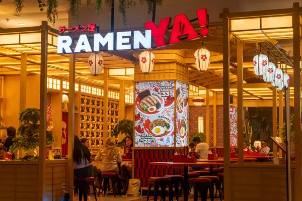 Bali, Endonezya - 17 Aralık 2024: Trans Studio Mall, Bali. Masalarda insanların oturduğu Ramen restoranı. Restoran aydınlık ve üzerinde 