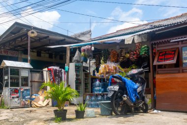 Jakarta, Endonezya - 9 Şubat 2025: Motosiklet bir mağazanın önünde park edilmiştir. Dükkanda 