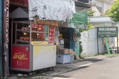 Jakarta, Endonezya - 9 Şubat 2025: Bir evin önündeki küçük yiyecek standı.