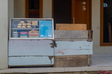 Jakarta, Endonezya - 9 Şubat 2025: Bir evin önündeki küçük yiyecek standı.