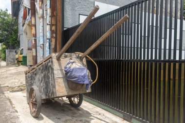 Metal saplı eski ahşap bir araba.