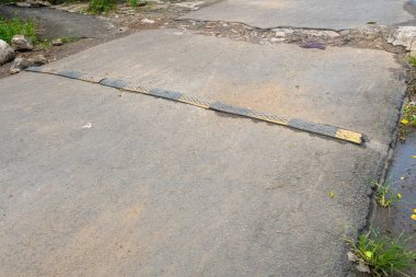 Yolun ortasında siyah ve sarı hız tümsekleri