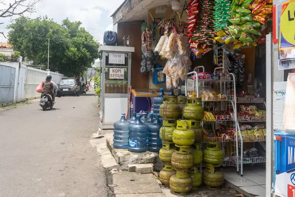 Jakarta, Endonezya - 9 Şubat 2025: Küçük mağazalar abur cubur ve içeceklerle dolu.