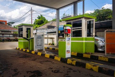 Jakarta, Endonezya - 9 Şubat 2025: Pondok Ranji tren istasyonundaki araç parkı