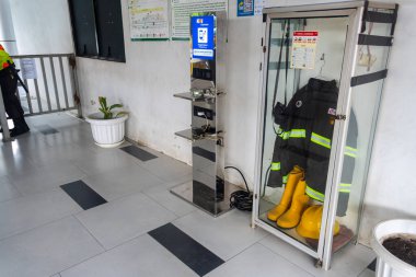 Jakarta, Endonezya - 9 Şubat 2025: İtfaiyeci üniforması cam bir kutuda sergileniyor