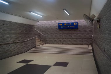 Jakarta, Endonezya - 9 Şubat 2025: Jakarta 'da bir tren istasyonunda altgeçit. İstasyon boş ve duvarlar kiremitlerle kaplı.
