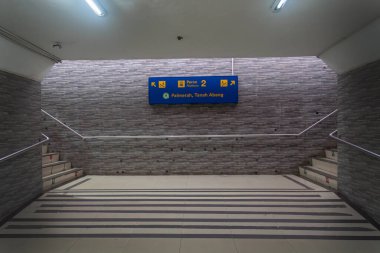 Jakarta, Endonezya - 9 Şubat 2025: Jakarta 'da bir tren istasyonunda altgeçit. İstasyon boş ve duvarlar kiremitlerle kaplı.