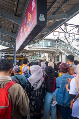 Jakarta, Endonezya - 9 Şubat 2025: Bir grup insan bir tren istasyonunda duruyor.