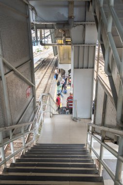 Jakarta, Endonezya - 9 Şubat 2025: Bir grup insan trene binmek için bekliyor. Tren istasyonu kalabalık ve insanlar bavul taşıyor.