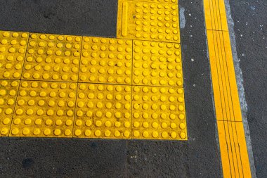 Kör insanlar için sarı yol