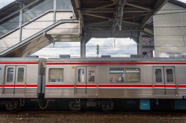 Jakarta, Endonezya - 9 Şubat 2025: Tanah Abang istasyonunda yürüyen merdiven