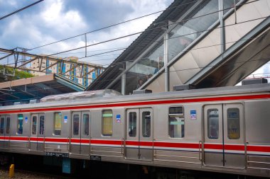 Jakarta, Endonezya - 9 Şubat 2025: Tanah Abang istasyonunda yürüyen merdiven