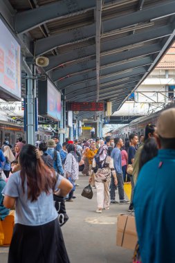 Jakarta, Endonezya - 9 Şubat 2025: Tanah Abang tren istasyonunda tren bekleyen kalabalık tren istasyonu. Sahne meşgul ve hareketli.