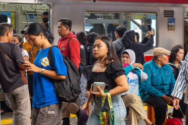 Jakarta, Endonezya - 9 Şubat 2025: Tanah Abang tren istasyonunda tren bekleyen kalabalık tren istasyonu. Sahne meşgul ve hareketli.