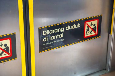 Jakarta, Endonezya - 9 Şubat 2025: Kapısında yabancı bir dilde 