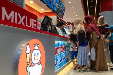 Jakarta, Endonezya - 9 Şubat 2025: Bir MIXUE mağazasının önünde bir grup insan duruyor. Dükkan bir kardan adamla süslenmiş..