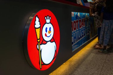 Jakarta, Endonezya - 9 Şubat 2025: Bir MIXUE mağazasının önünde bir grup insan duruyor. Dükkan bir kardan adamla süslenmiş..