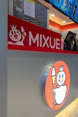 Jakarta, Endonezya - 9 Şubat 2025: kırmızı ve beyaz tabela üzerinde gülümseyen bir kardan adam. Tabelada Mixue yazıyor. Kardan adamın elinde dondurma külahı var.