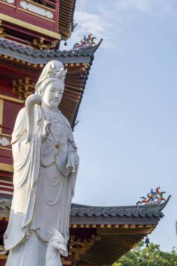 Jakarta, Endonezya - 9 Şubat 2025: Tanrıça Ci Hang Dao Ren heykeli Pantjoran Pantai Indah Kapuk (PIK), diğer adıyla Guan Yin Niang veya Kwan Yin.