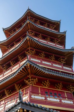 Jakarta, Endonezya - 9 Şubat 2025: Pantjoran PIK 'deki pagoda Kuzey Jakarta, Endonezya' nın Pantai Indah Kapuk bölgesinde yer alan beş katlı çarpıcı bir yapıdır..