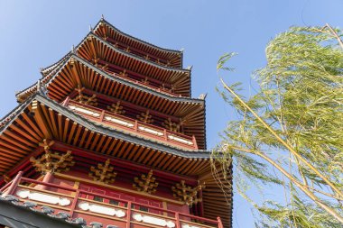 Jakarta, Endonezya - 9 Şubat 2025: Pantjoran PIK 'deki pagoda Kuzey Jakarta, Endonezya' nın Pantai Indah Kapuk bölgesinde yer alan beş katlı çarpıcı bir yapıdır..