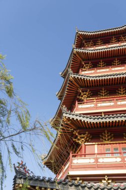 Jakarta, Endonezya - 9 Şubat 2025: Pantjoran PIK 'deki pagoda Kuzey Jakarta, Endonezya' nın Pantai Indah Kapuk bölgesinde yer alan beş katlı çarpıcı bir yapıdır..