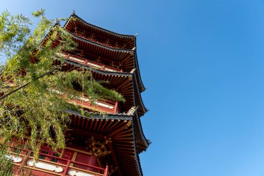 Jakarta, Endonezya - 9 Şubat 2025: Pantjoran PIK 'deki pagoda Kuzey Jakarta, Endonezya' nın Pantai Indah Kapuk bölgesinde yer alan beş katlı çarpıcı bir yapıdır..