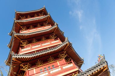 Jakarta, Endonezya - 9 Şubat 2025: Pantjoran PIK 'deki pagoda Kuzey Jakarta, Endonezya' nın Pantai Indah Kapuk bölgesinde yer alan beş katlı çarpıcı bir yapıdır..