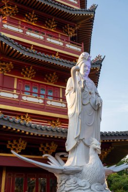 Jakarta, Endonezya - 9 Şubat 2025: Tanrıça Ci Hang Dao Ren heykeli Pantjoran Pantai Indah Kapuk (PIK), diğer adıyla Guan Yin Niang veya Kwan Yin.