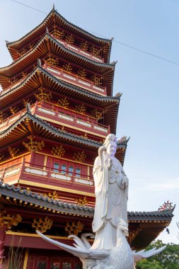 Jakarta, Endonezya - 9 Şubat 2025: Tanrıça Ci Hang Dao Ren heykeli Pantjoran Pantai Indah Kapuk (PIK), diğer adıyla Guan Yin Niang veya Kwan Yin.