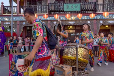 Jakarta, Endonezya - 9 Şubat 2025 - Barongsai, özellikle Ay Yeni Yılı gibi kutlamalar sırasında yapılan geleneksel bir Çin gösterisidir. Pantjoran PIK 'de (Pantai Indah Kapuk),