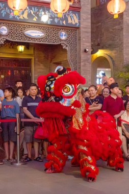 Jakarta, Endonezya - 9 Şubat 2025 - Barongsai, özellikle Ay Yeni Yılı gibi kutlamalar sırasında yapılan geleneksel bir Çin gösterisidir. Pantjoran PIK 'de (Pantai Indah Kapuk),