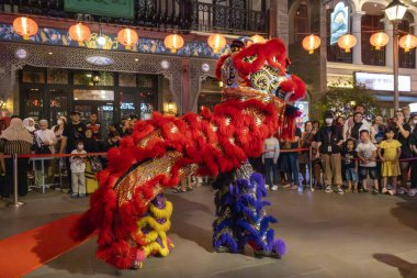 Jakarta, Endonezya - 9 Şubat 2025 - Barongsai, özellikle Ay Yeni Yılı gibi kutlamalar sırasında yapılan geleneksel bir Çin gösterisidir. Pantjoran PIK 'de (Pantai Indah Kapuk),