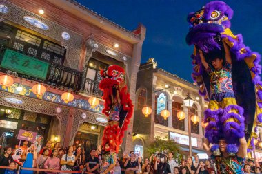 Jakarta, Endonezya - 9 Şubat 2025 - Barongsai, özellikle Ay Yeni Yılı gibi kutlamalar sırasında yapılan geleneksel bir Çin gösterisidir. Pantjoran PIK 'de (Pantai Indah Kapuk),
