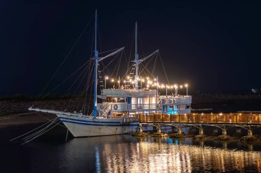 Jakarta, Endonezya - 9 Şubat 2025: Talassa Phinisi Boat geleneksel Endonezya fenisi gemisi gibi tasarlanmış yüzen bir restoran. Pantjoran PIK (Pantai Indah Kapuk)