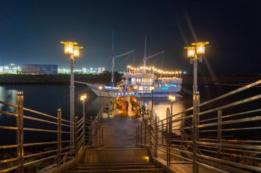 Jakarta, Endonezya - 9 Şubat 2025: Talassa Phinisi Boat geleneksel Endonezya fenisi gemisi gibi tasarlanmış yüzen bir restoran. Pantjoran PIK (Pantai Indah Kapuk)