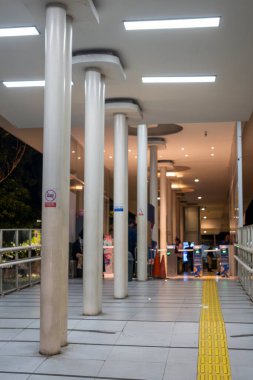 Jakarta, Endonezya - 9 Şubat 2025: Jakarta Kota 'daki Transjakarta otobüs durağı. Yerde sarı bir çizgi olan uzun koridor..