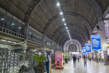 Jakarta, Endonezya - 9 Şubat 2025: Jakarta Kota tren istasyonu, gece. Adam uzun bir koridorda yürüyor. Koridor aydınlandı.