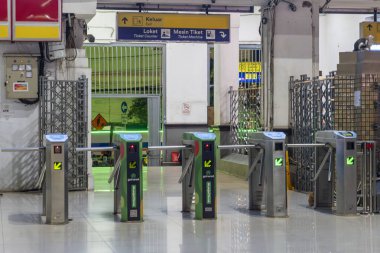Jakarta, Endonezya - 9 Şubat 2025: Jakarta Kota tren istasyonu, gece. Boş bir bilet makinesinin satırı.