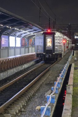 Jakarta, Endonezya - 9 Şubat 2025: Tren Jakarta Kota tren istasyonunda. Tren gümüş renginde.