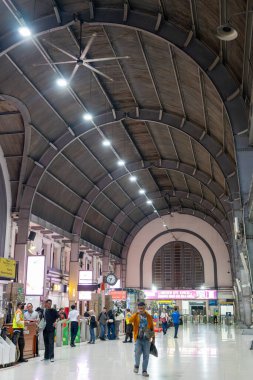 Jakarta, Endonezya - 9 Şubat 2025: Jakarta Kota tren istasyonu, gece. Adam uzun bir koridorda yürüyor. Koridor aydınlandı.