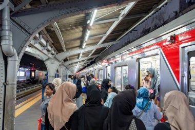 Jakarta, Endonezya - 9 Şubat 2025: Jakarta Kota tren istasyonu, gece. Bir grup insan bir istasyonda trene binmek için bekliyor. İnsanlar trene binmek için acele ederken, sahne meşgul.