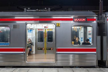 Jakarta, Endonezya - 9 Şubat 2025: Tren Manggarai istasyonuna park edilmiştir. Tren uzun ve yan tarafında bir pencere var.
