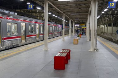 Jakarta, Endonezya - 9 Şubat 2025: Tren Manggarai istasyonuna park edilmiştir. Tren uzun ve yan tarafında bir pencere var.