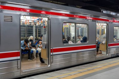 Jakarta, Endonezya - 9 Şubat 2025: Tren Manggarai istasyonuna park edilmiştir. Tren uzun ve yan tarafında bir pencere var.