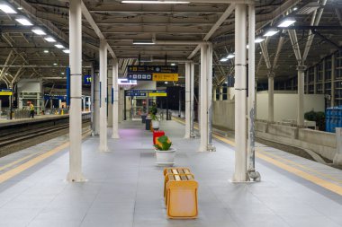 Jakarta, Endonezya - 9 Şubat 2025: Geceleri boş Manggarai tren istasyonu