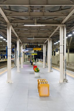 Jakarta, Endonezya - 9 Şubat 2025: Geceleri boş Manggarai tren istasyonu