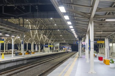 Jakarta, Endonezya - 9 Şubat 2025: Geceleri boş Manggarai tren istasyonu